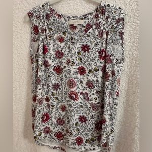 Loft flowered, flowy, lined cap sleeve top.